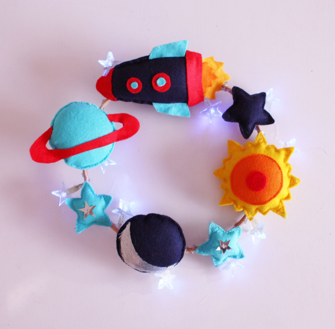 sosuperawesome:  Felt string lights by ButtonOwlBoutique on Etsy 