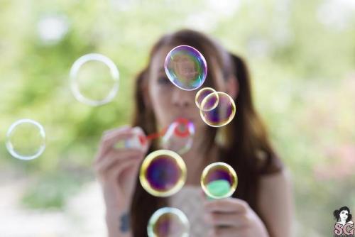 suicidegirlsallday:  Gatete - Bubble Floyd