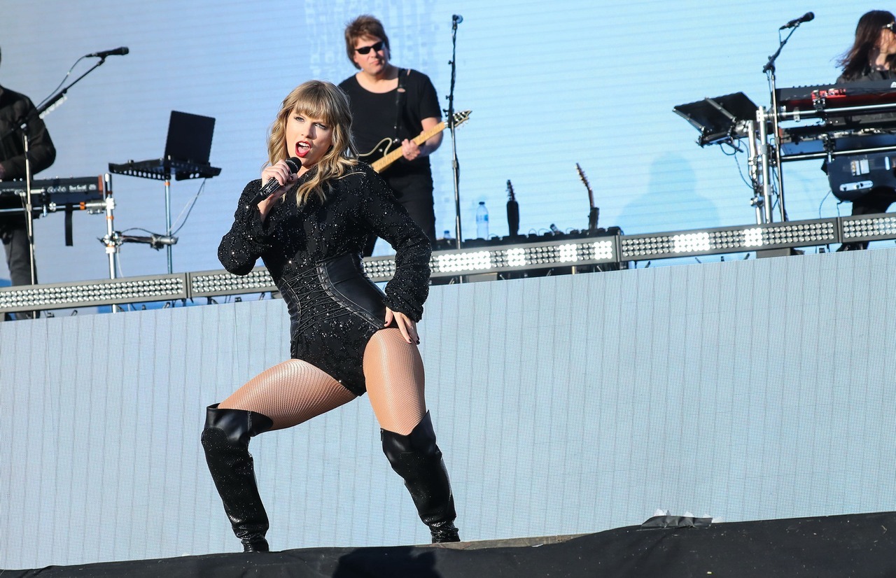 sexytaylorswiftlegs:  Hottness!