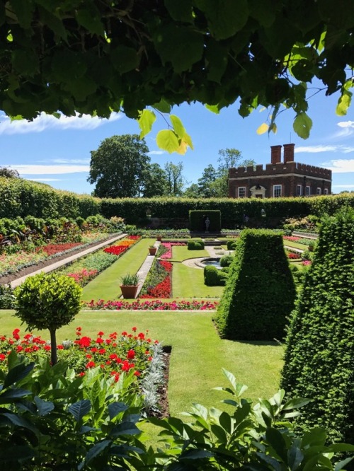 feauxtography:  Hampton Court Palace // June 10  💓