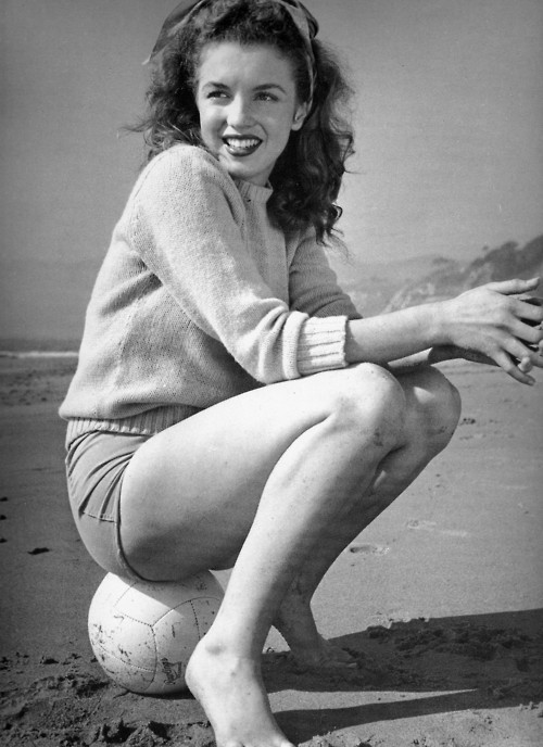 retrogasm:  Marilyn having a ball…