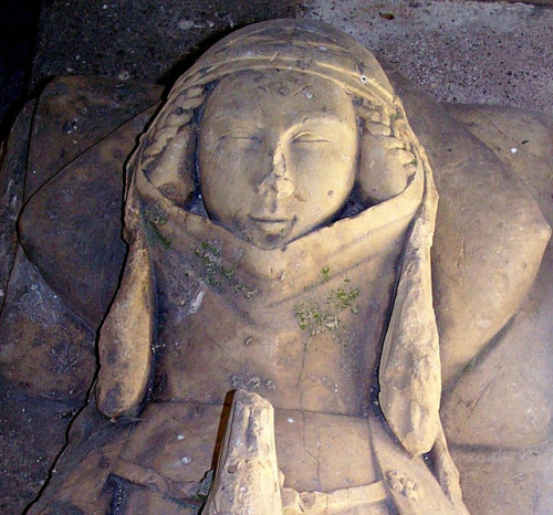 Effigies of Maud and her husband Sir Robert Ryther, 1327