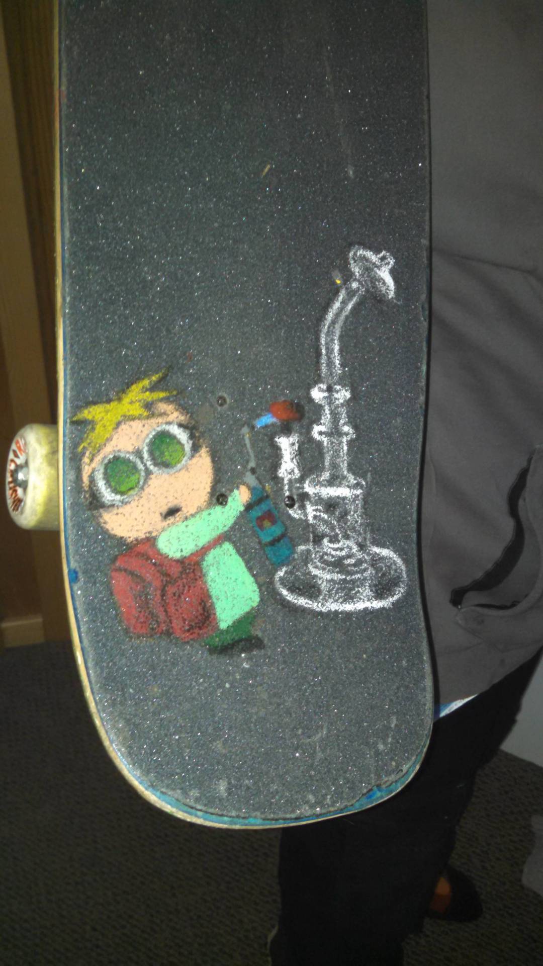 reddlr-trees:  My buddies sister drew this with crayon on his skateboard