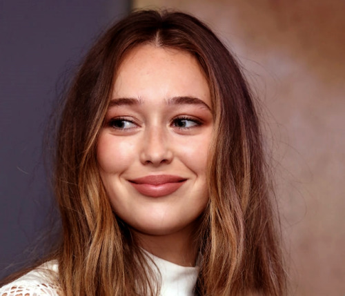 debnamcareyonly:Alycia Debnam-Carey attends a press conference to promote the series ‘Fear The Walki