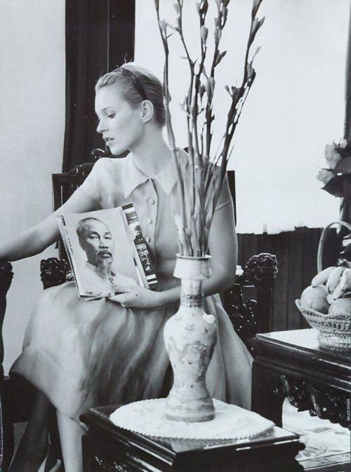 Kate Moss reading in ‘La Turista Orienta’ in Vogue Spain, June 1996. Photographed by Bruce Weber.An 