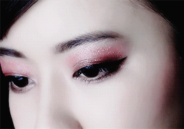 akb48g-gifs:  Miyawaki Sakura CM for KATE - “Metal Glamour Eyes” 