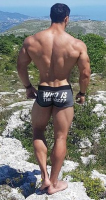 sexymusclebeast7:  You. You are the boss…