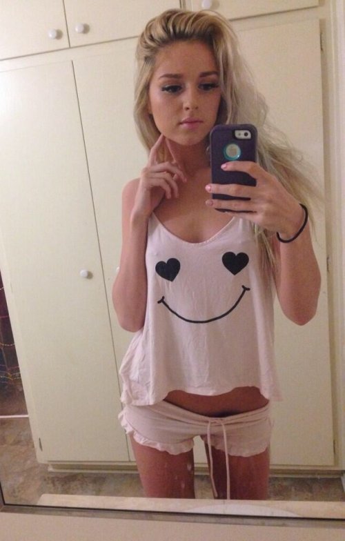 sexy-college-selfshots:  Click Here For More Pictures Of The Sexiest Selfies You