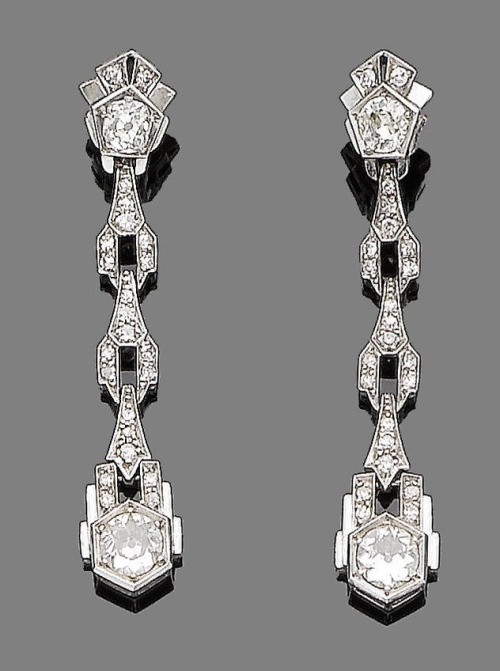 ephemeral-elegance:  Art Deco Diamond Pendent Earrings, ca. 1925 via Bonhams 