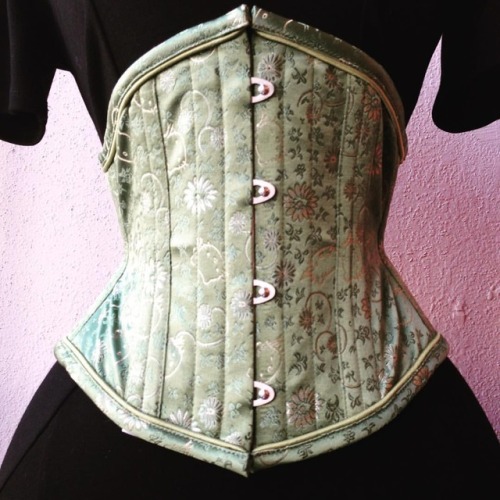 Everyone needs a little whimsy! Green satin HELLO KITTY brocade waspie, anyone? Oh yes! #darkgardenc