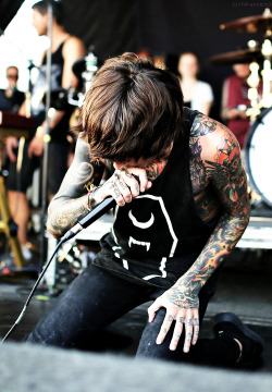 huseok:  31/50 pictures of Oliver Sykes x 