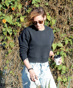 kristensource:Kristen Stewart out and about