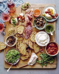 plaisierdisciplinee:  gentlemansessentials:   Bruschetta Bar  Gentlemans’s Essentials   One of my favorite meals…  Yum!