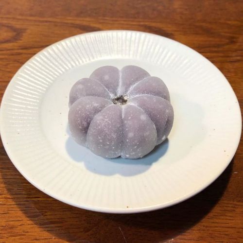 ★ Sep. 29, 2019 Kawabata Doki, Kyoto: kikka-mochi (chrysanthemum-rice cake) ——– Japanese cake stuffe