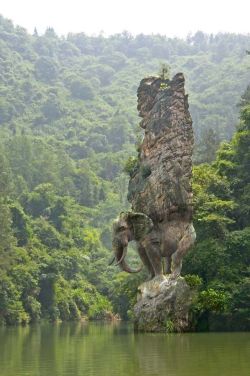 ronbeckdesigns:Elephant Rock sculpture, India.