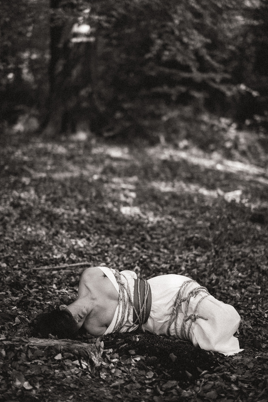 knbk-shibari:Woods. Ropes, picture and modeling by http://knbk-shibari.tumblr.com