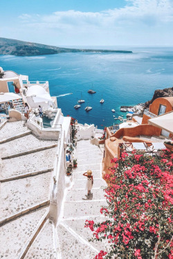 lsleofskye:   There’s no time to be bored in a world as beautiful as this 💙  | izkizLocation: Santorini, Aegean Sea, Greece