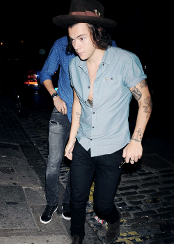 harrystylesdaily:  Harry leaving the Warner