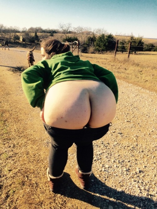 megabooty:  Took a little walk and I felt like flashing my asshole outside!  Pawg Whooty Spread Asshole