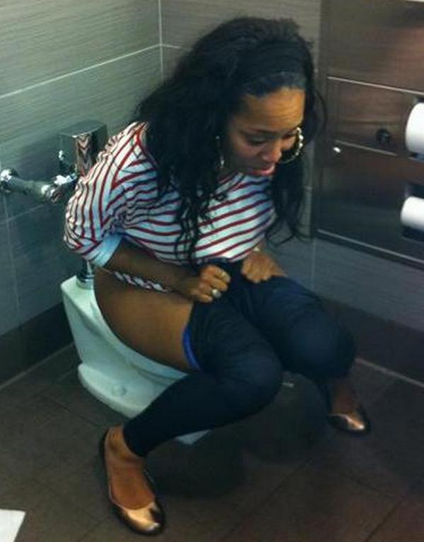 girlsontoilets:  #drunk #pissing #ebony 