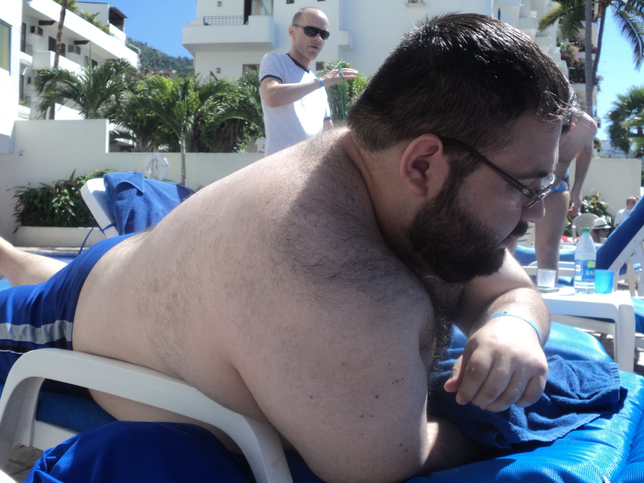 chubpornlover:  gulobear:  jaredbear:  Taking the sun  mmmmmm could I apply cream