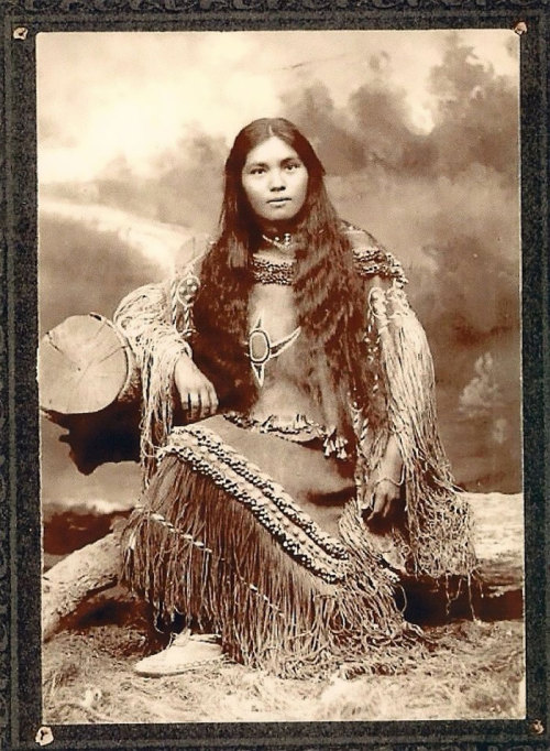 lotesseflower:sashayed:tikkunolamorgtfo:boredpanda:1800s-1900s Portraits Of Native American Teen Gir