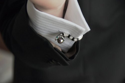 Sorry for this non-kimono related post but: SNAKE CUFFLINKS!!!Those are from luxury jewelry creator 