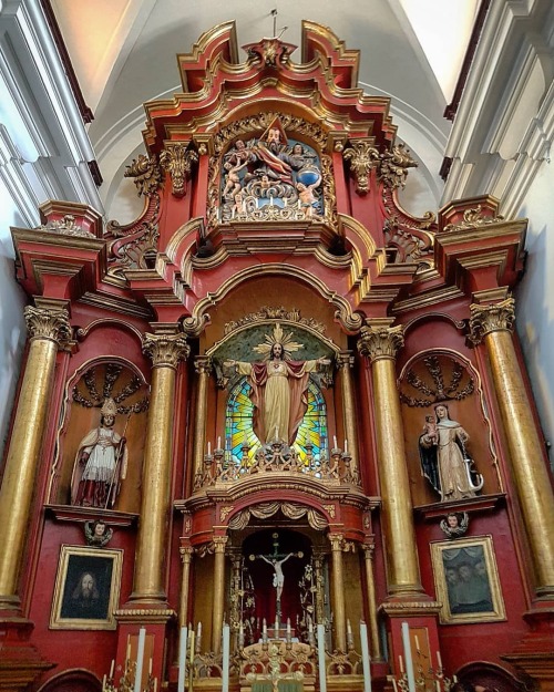El hermoso retablo mayor de la iglesia del Sagrado Corazón de Jesús,  labrado en 1765 por el maestro