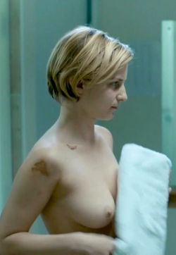 gotcelebsnaked:  Faye Marsay - nude in ‘Glue’