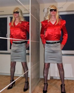 sissy-secretary:  The Sissy-Secretary is allowed to play with herself, based on the fact that more than 7.000 Followers are here on this blog.  Enjoy the picture and feel yourself to comment the next tasks for my Sissy-Secretary.  be all you can be