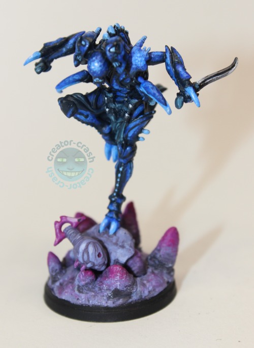  I’m really enjoying miniature painting with my partner! This lil alien-bug-assassin is about 55mm t