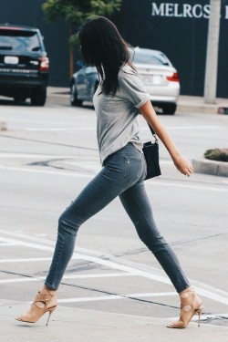 fabfashionfix:  Go for skinny jeans. 