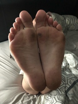 amateurali3ns:   SMELL MY DIRTY FEET 