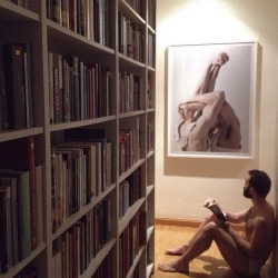 ladnkilt:  THE HANDSOME READING MALE… THE