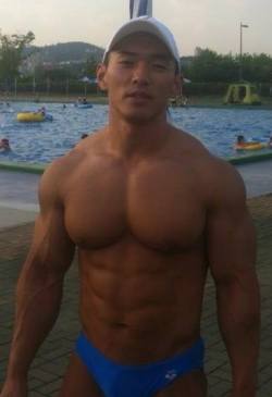 evianguy:  Hawt Asian Stud!