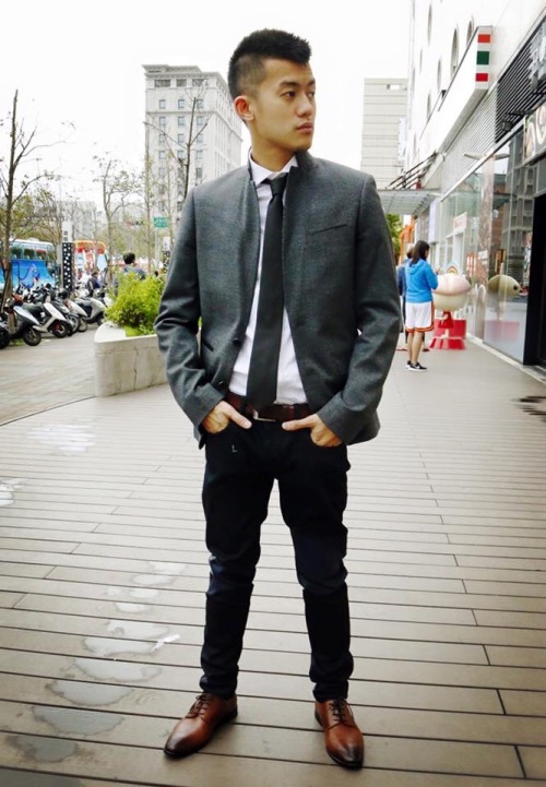 hornyhenry888: alvinjia: nietzscheairs: 網路紅人-洪吉米 大彎屌  真的假的啦？