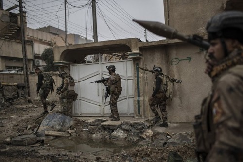 captain-price-official:Iraqi SOF move through the ruins of Mosul during the city’s liberation from I