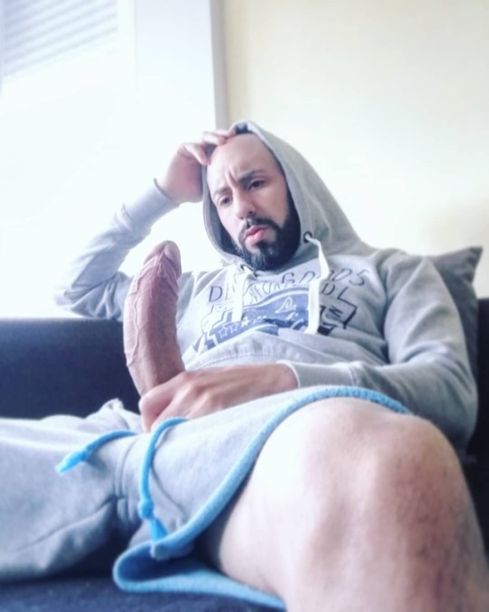fandebonszobs:  bwghuge:  https://onlyfans.com/bwhuge  Wow… Ce bon manche!!!! 