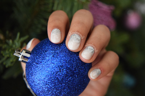 Simple snowflake nails using LVX Lait, holographic glitter from Bonita and acrylic paint. Love how t