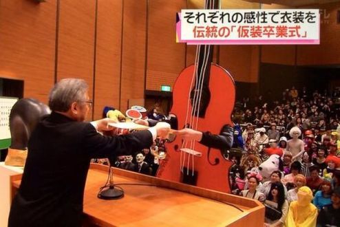 jaidefinichon:  Ceremonia de graduación en Japón se convierte en una fiesta cosplay