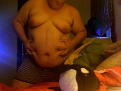 chubpornlover:  tangl3dli3s:  trashy topless selfies to top off a trashy weekend.   es muy dulce la orca de peluche :$