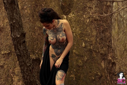 beautifulgirlsmakemesuicidal:  Luscious Suicide   She’s always been one of my Favs.