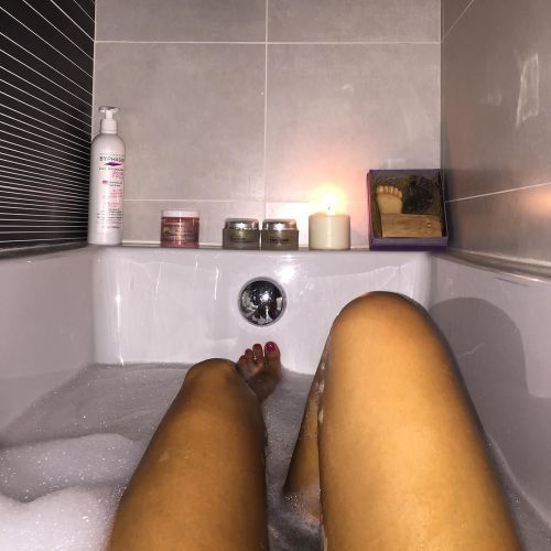 Mmm…warm bath à La maison 🛀🏾 porn pictures