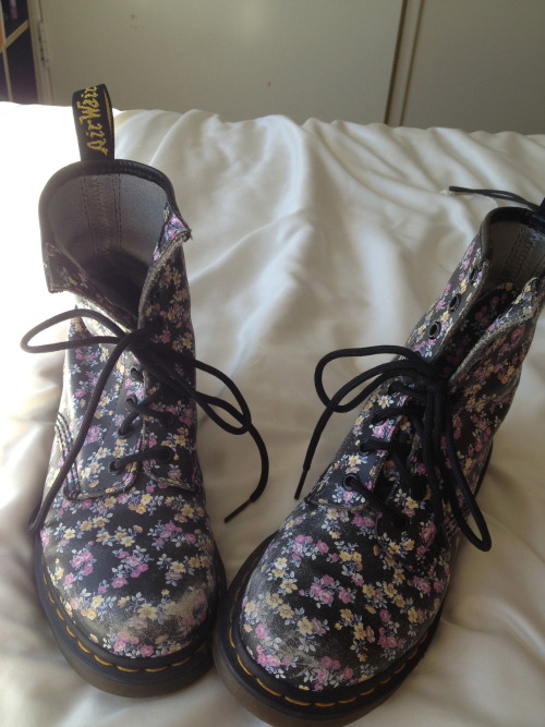 shoespie-official:ClickLove seeing other flowery Doc Martens out in the wild.
