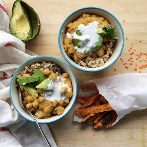 themilkywhiteway:  Chickpea and lentil curry with brown rice, coconut cream, avocado and baked sweet