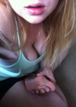 kissabletoes:  Be a good boy and rub my feet!