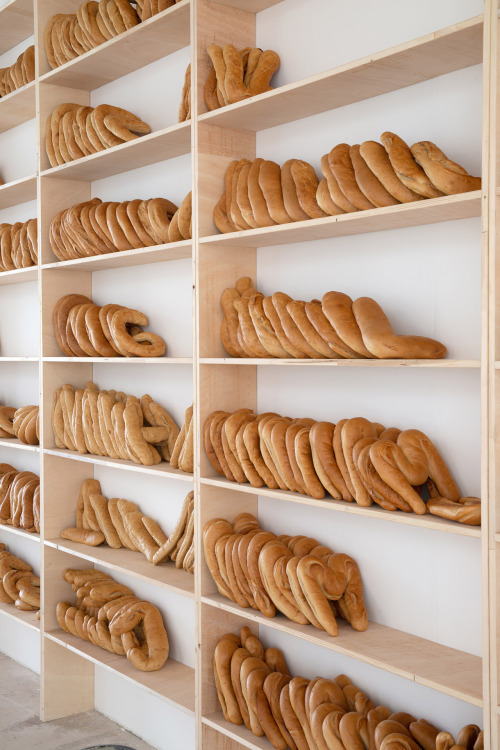 mentaltimetraveller:  Uri Aran, Bread Library, 2020/22, wood, approx. 600 pieces of bread with special thanks to Bäckerei Beckmanns, Dortmund, Photo: Jens Franke, Courtesy: The artist and Sadie Coles HQ