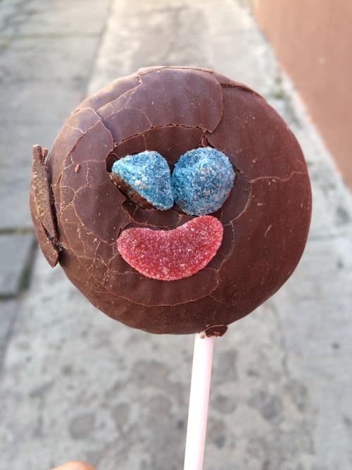moonemojii:  so i bought this chocolate lollipop and this is what i fucking got 
