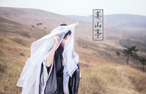 Collaborative hanfu by宴山亭传统服饰定制_初六  with mobile game Ink, Mountains and Mystery 妙笔千山