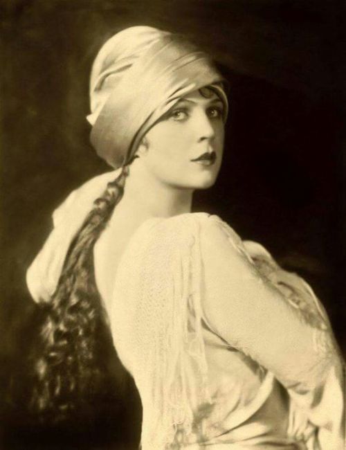 the1920sinpictures:Late 1910′s portrait of opera singer and silent film star Geraldine Farrar. https://painted-face.com/